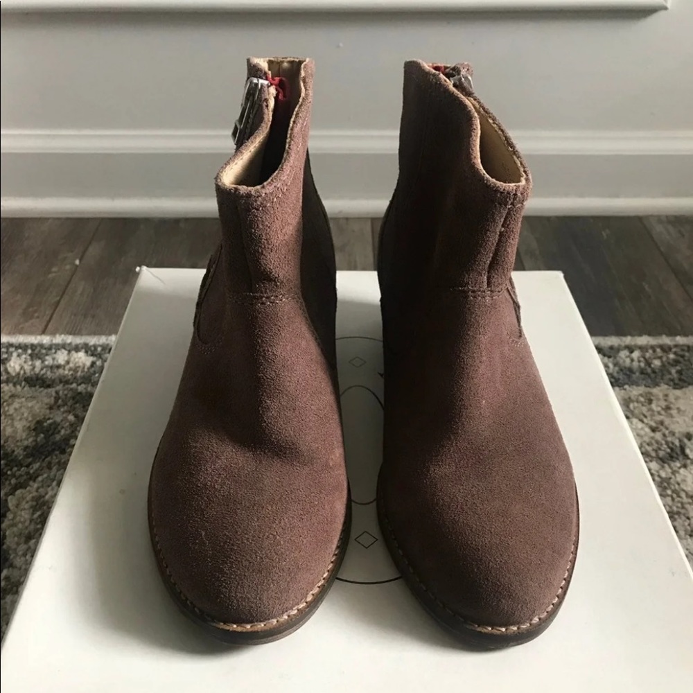 Steve Madden “LEONN” Taupe Suede Boots Size 6